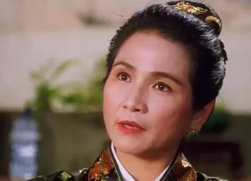 鄭佩佩著紅裝送女兒出嫁,當年婚紗照也被翻出,長相氣質不輸女兒!