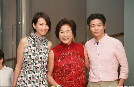 鄭佩佩著紅裝送女兒出嫁,當年婚紗照也被翻出,長相氣質不輸女兒!