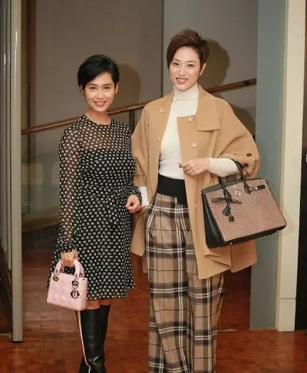 鄭佩佩著紅裝送女兒出嫁,當年婚紗照也被翻出,長相氣質不輸女兒!