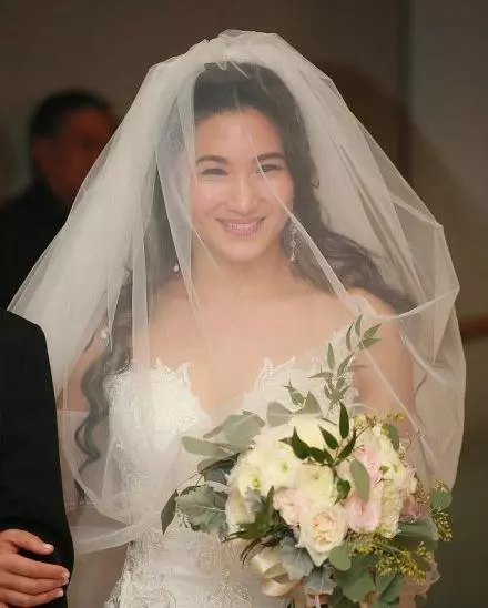 鄭佩佩著紅裝送女兒出嫁,當年婚紗照也被翻出,長相氣質不輸女兒!