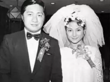 鄭佩佩著紅裝送女兒出嫁,當年婚紗照也被翻出,長相氣質不輸女兒!