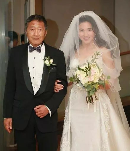 鄭佩佩著紅裝送女兒出嫁,當年婚紗照也被翻出,長相氣質不輸女兒!
