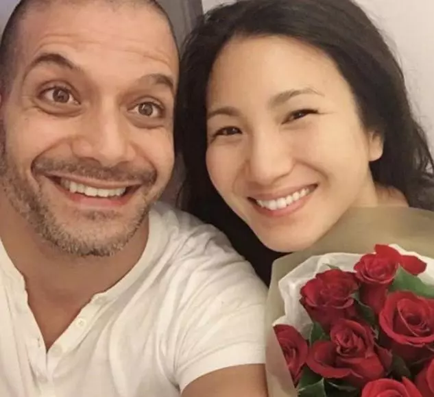鄭佩佩著紅裝送女兒出嫁,當年婚紗照也被翻出,長相氣質不輸女兒!