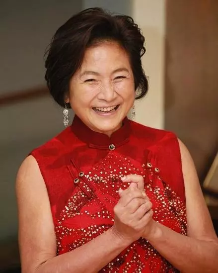 鄭佩佩著紅裝送女兒出嫁,當年婚紗照也被翻出,長相氣質不輸女兒!