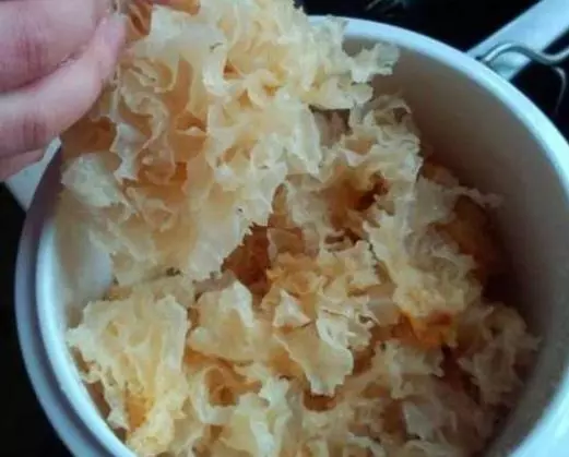 銀耳怎麼煮,才容易出膠?很多人把「第一步」做錯了,難怪不好吃