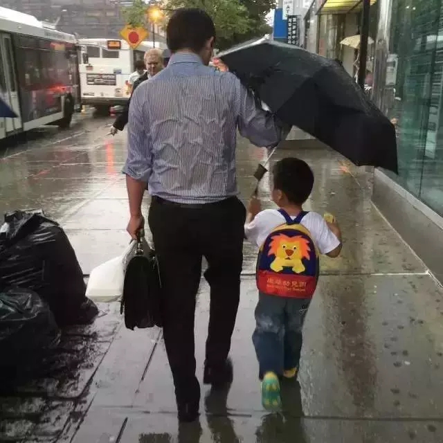 什麼是爸爸?什麼是媽媽?兩張圖感動上億人