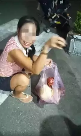 彰化一名外籍婦人總是帶2歲孩子撿垃圾桶「廚餘」吃!鄰居出面公開背後「隱情」