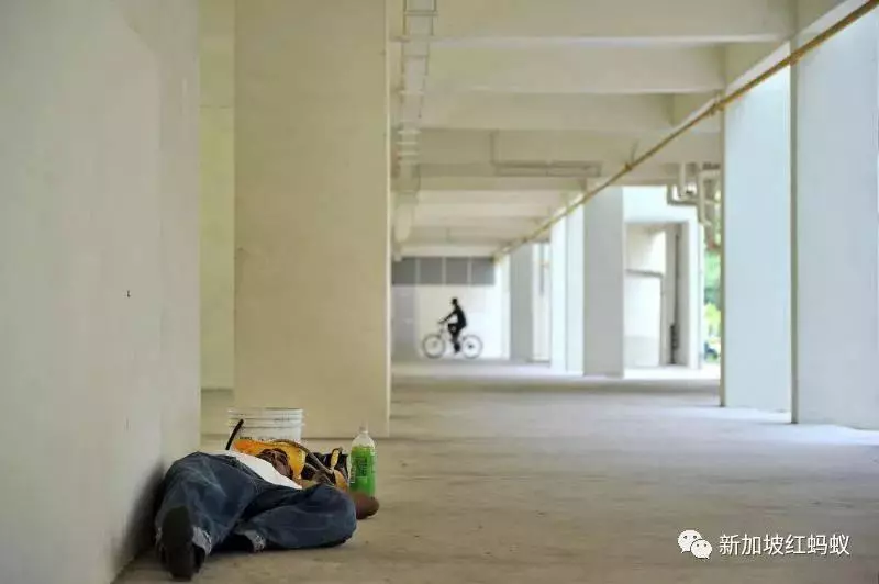 新加坡人怎麼了?外籍客工在居民樓底層休息遭大叔破口辱罵:你不能在這裡睡覺 !