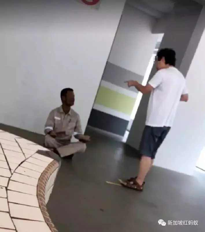 新加坡人怎麼了?外籍客工在居民樓底層休息遭大叔破口辱罵:你不能在這裡睡覺 !