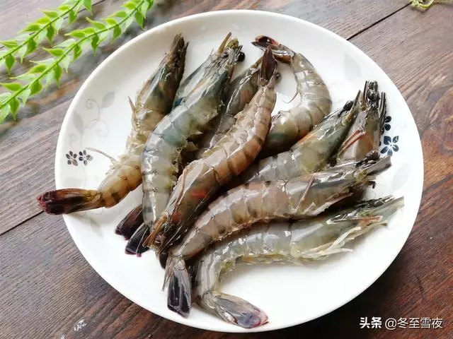 你蒸的大蝦沒別人做得好看,七扭八歪,你只是比別人少做了這一步