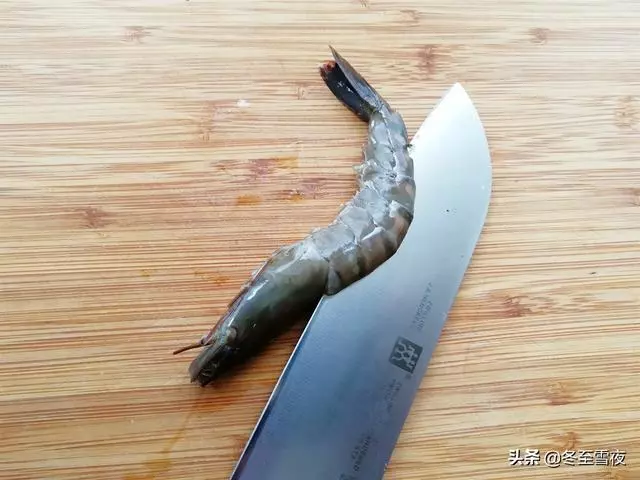 你蒸的大蝦沒別人做得好看,七扭八歪,你只是比別人少做了這一步