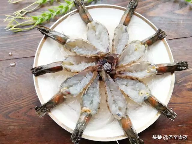 你蒸的大蝦沒別人做得好看,七扭八歪,你只是比別人少做了這一步