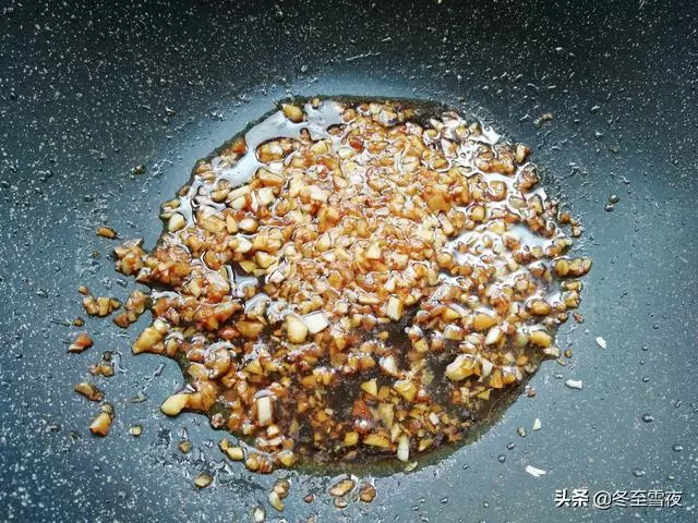 你蒸的大蝦沒別人做得好看,七扭八歪,你只是比別人少做了這一步