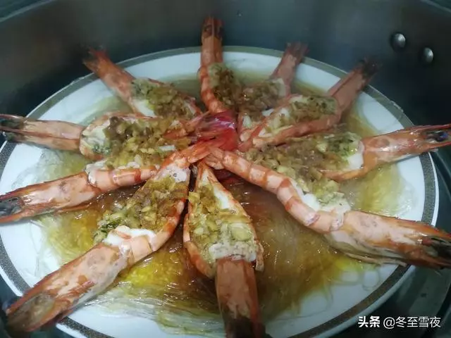 你蒸的大蝦沒別人做得好看,七扭八歪,你只是比別人少做了這一步