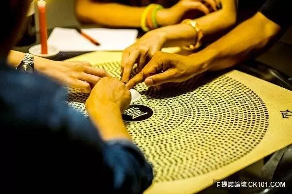 國外網友分享玩碟仙遇上最真實的恐怖經歷...:玩不起的會要人命啊!