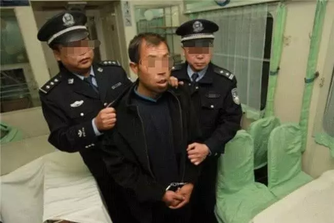 火車上寶寶哭不停，爸爸拿糖果哄他，乘客看到孩子的腳後果斷報了警