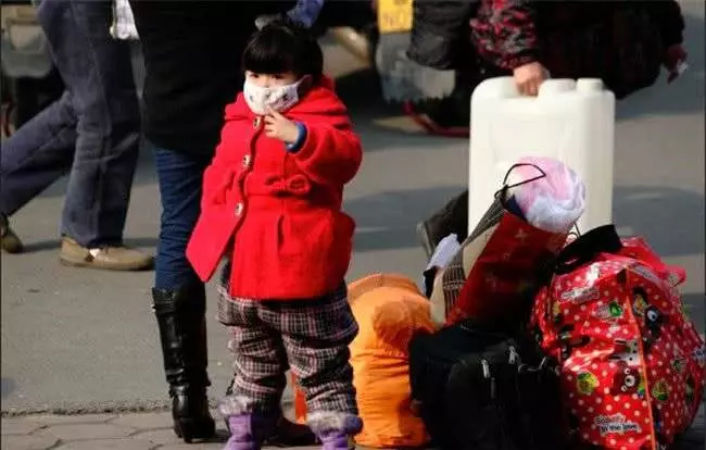 火車上寶寶哭不停，爸爸拿糖果哄他，乘客看到孩子的腳後果斷報了警