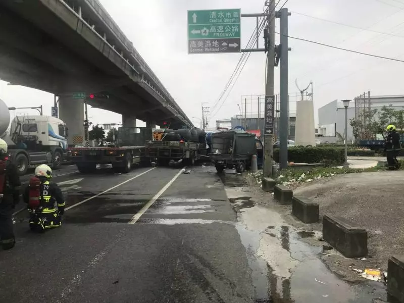 稀硫酸外洩!大貨車疑煞車失靈 失控連撞3車釀2人傷