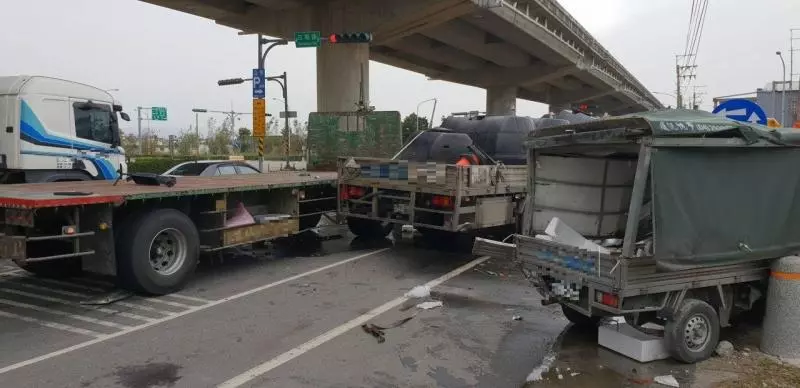 稀硫酸外洩!大貨車疑煞車失靈 失控連撞3車釀2人傷