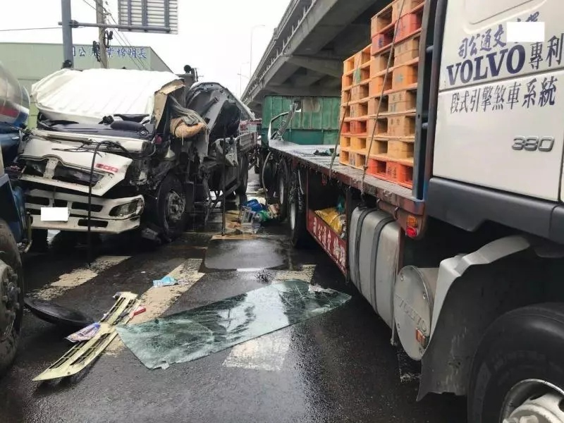 稀硫酸外洩!大貨車疑煞車失靈 失控連撞3車釀2人傷