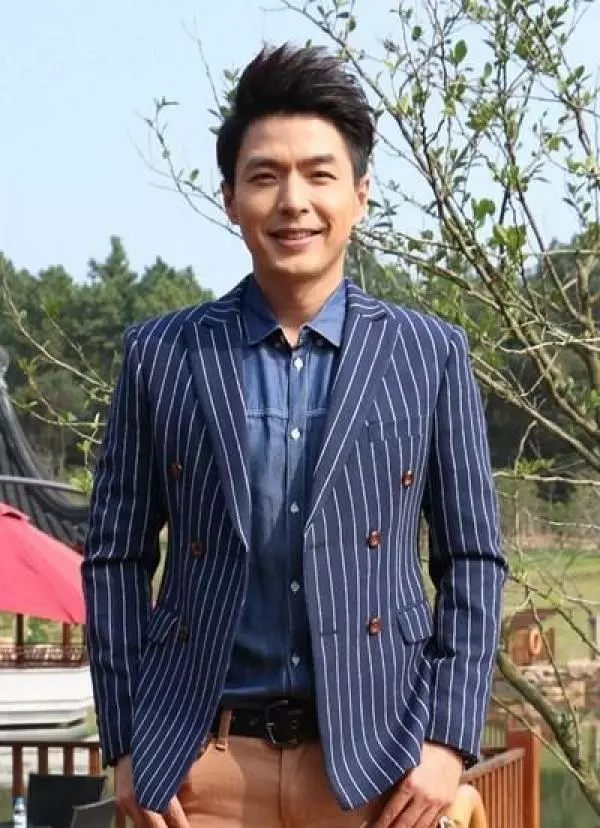 他曾經是偶像劇王子,女友車禍去世後,他代替她盡孝了七年,談過八段感情卻從不承認,現在竟然認了「她」
