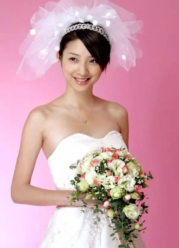 他曾經是偶像劇王子,女友車禍去世後,他代替她盡孝了七年,談過八段感情卻從不承認,現在竟然認了「她」
