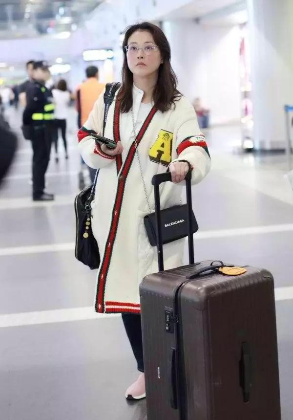 周海媚素顏走機場,穿20歲小姑娘的衣服都毫無違和感,哪像52歲?