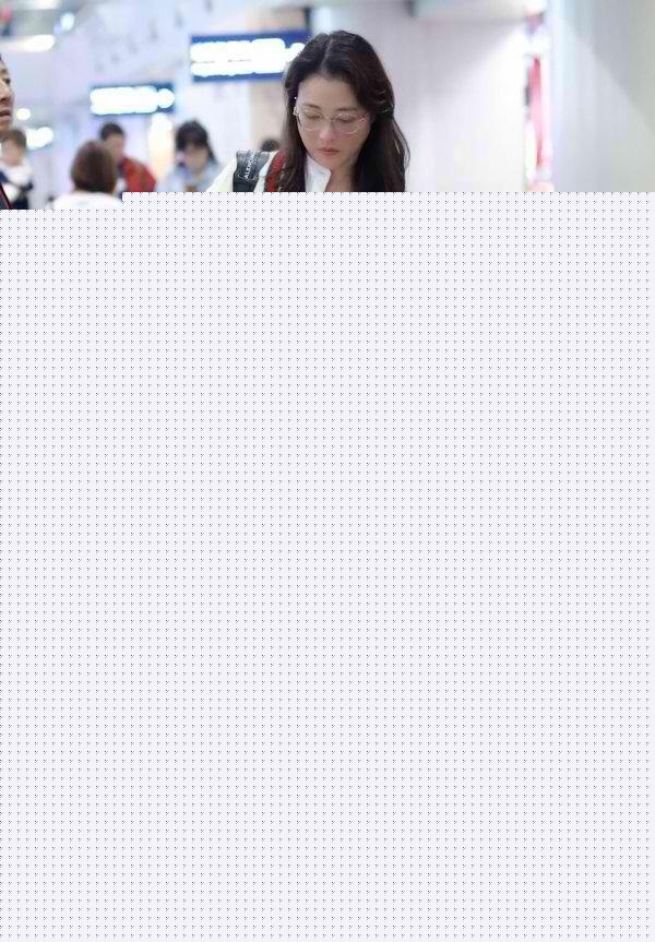 周海媚素顏走機場,穿20歲小姑娘的衣服都毫無違和感,哪像52歲?