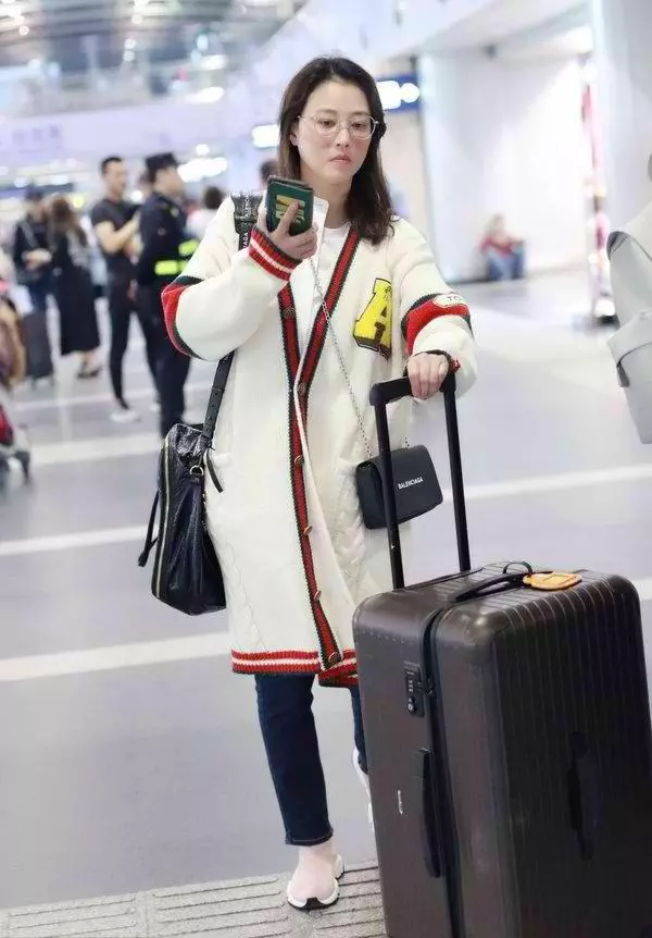 周海媚素顏走機場,穿20歲小姑娘的衣服都毫無違和感,哪像52歲?