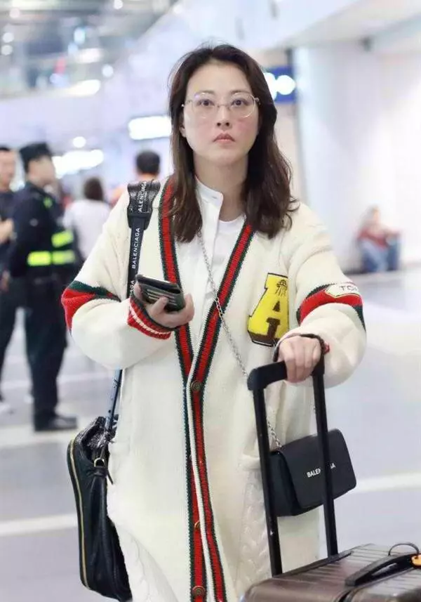 周海媚素顏走機場,穿20歲小姑娘的衣服都毫無違和感,哪像52歲?