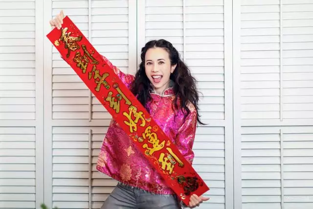 48歲莫文蔚又驚艷了,穿旗袍上衣搭配牛仔褲過年,還是這麼少女!