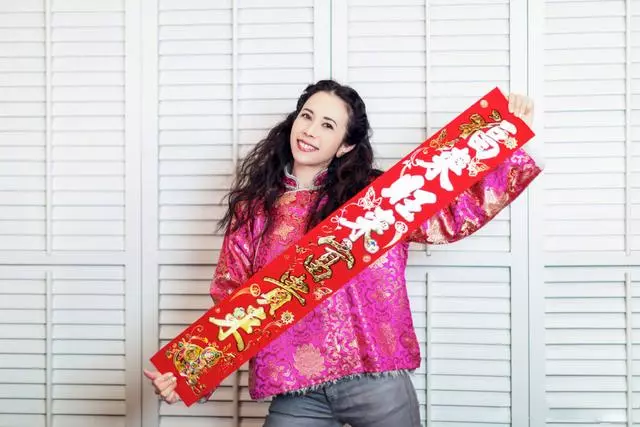 48歲莫文蔚又驚艷了,穿旗袍上衣搭配牛仔褲過年,還是這麼少女!