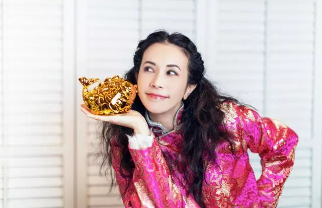 48歲莫文蔚又驚艷了,穿旗袍上衣搭配牛仔褲過年,還是這麼少女!