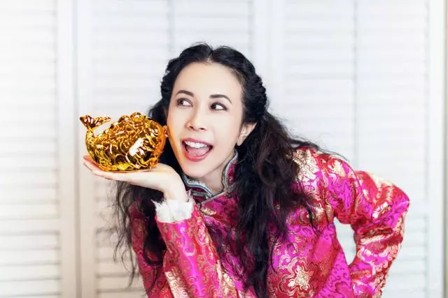 48歲莫文蔚又驚艷了,穿旗袍上衣搭配牛仔褲過年,還是這麼少女!