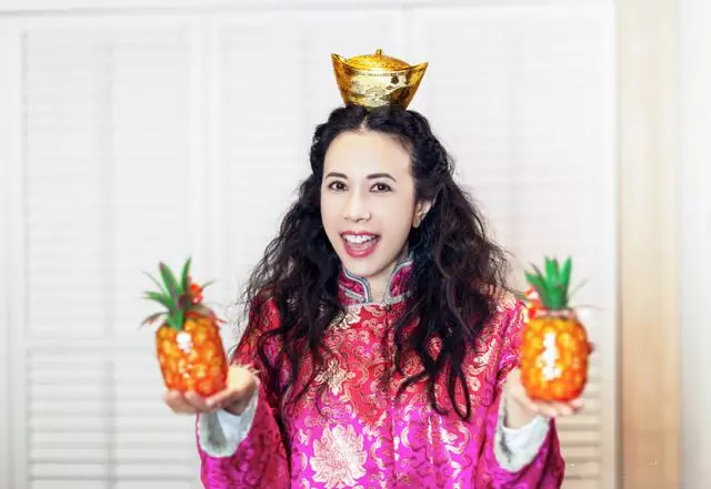 48歲莫文蔚又驚艷了,穿旗袍上衣搭配牛仔褲過年,還是這麼少女!