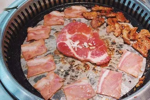 吃烤肉時,服務員總問你要不要換紙,其實是暗示你,聰明人秒懂,你知道是什麼意思嗎