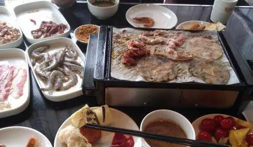 吃烤肉時,服務員總問你要不要換紙,其實是暗示你,聰明人秒懂,你知道是什麼意思嗎