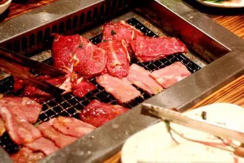 吃烤肉時,服務員總問你要不要換紙,其實是暗示你,聰明人秒懂,你知道是什麼意思嗎