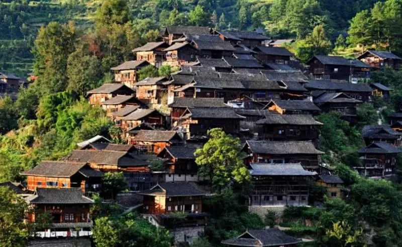 大陸旅遊,去苗寨時千萬別接苗族正妹遞的「布」,導遊:那可不是擦汗的,接了你就脫不了身