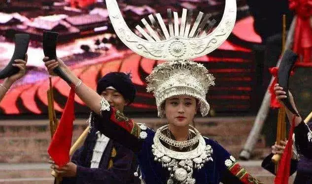 大陸旅遊,去苗寨時千萬別接苗族正妹遞的「布」,導遊:那可不是擦汗的,接了你就脫不了身
