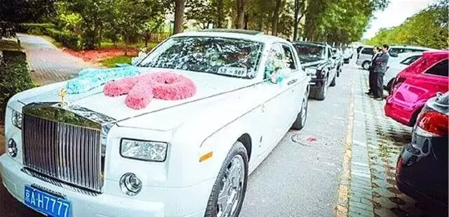 農村姑娘天天給乞丐送吃的,5年後姑娘嫁人,8輛豪車堵在門口