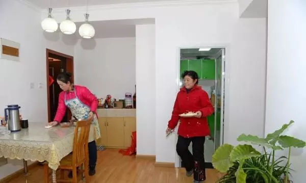 吃完飯我媽洗碗,盤子上沾片菜葉,婆婆一句話,我砸了廚房要離婚