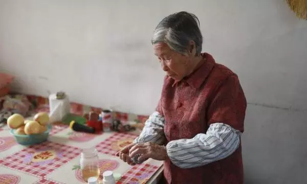 吃完飯我媽洗碗,盤子上沾片菜葉,婆婆一句話,我砸了廚房要離婚