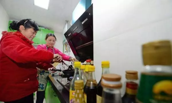 吃完飯我媽洗碗,盤子上沾片菜葉,婆婆一句話,我砸了廚房要離婚