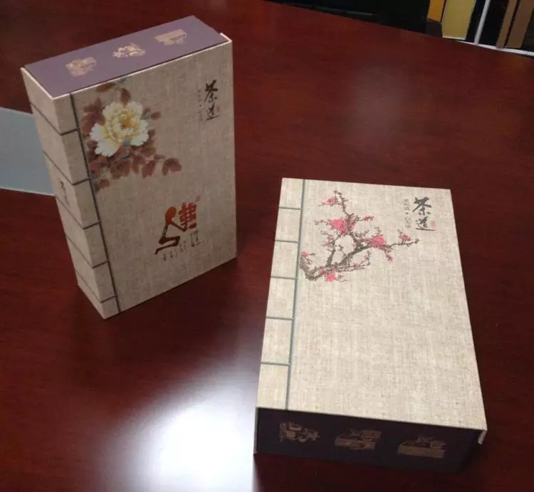 女兒遠嫁多年未歸,寄回一盒茶葉父親捨不得喝,半年後打開報了警