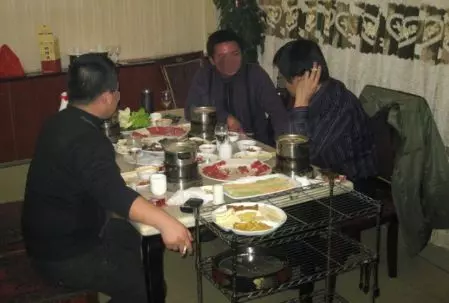 妻子出差,丈夫去哥們家打牌,去趟廁所洗手時,卻發現妻子身影