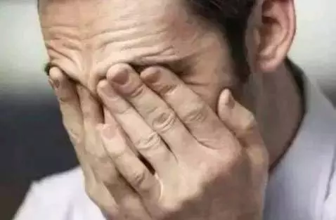 妻子出差,丈夫去哥們家打牌,去趟廁所洗手時,卻發現妻子身影