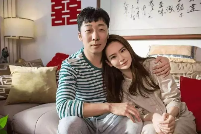 女子生龍鳳胎,婆婆卻直罵廢物,她委屈回娘家訴苦,推開門,蒙住
