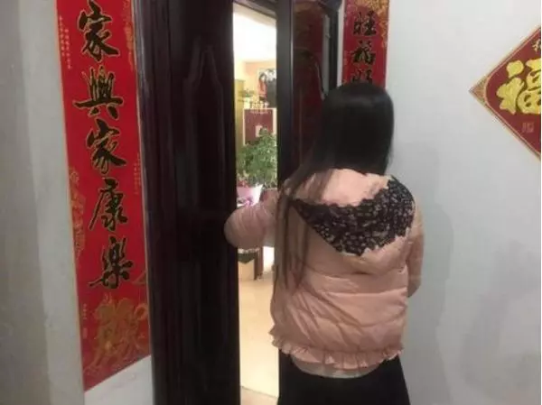 女子生龍鳳胎,婆婆卻直罵廢物,她委屈回娘家訴苦,推開門,蒙住
