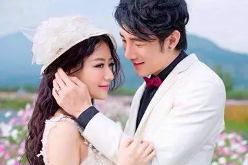 老婆出差提前回家,瞧見老公在廚房忙碌,臥室走出一人她當場石化